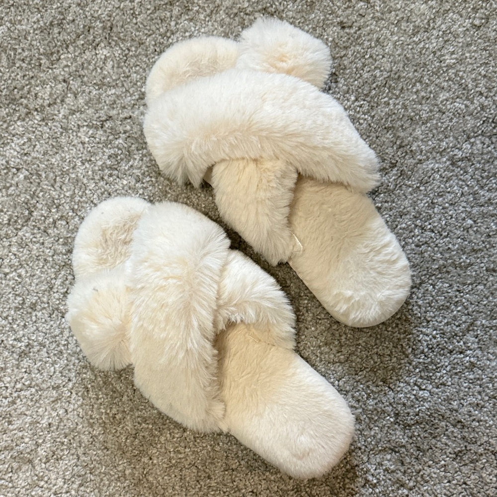 Cozy Cream Faux Fur Slippers